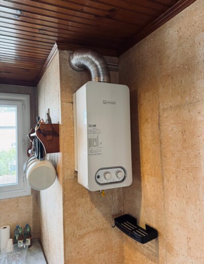 Dépose de l’ancien chauffe-eau gaz et installation d’une chauffe-eau Bas Nox – Toulon